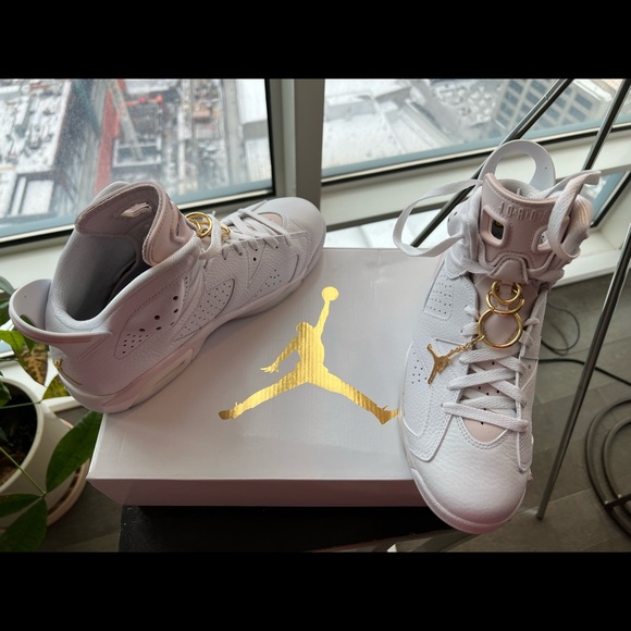 Women's Air Jordan 6 Gold Hoops (W), Size 9 - Picture 3 of 8
